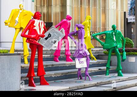 Künstlerische Statuen, die Käufer auf den Stufen vor dem berühmten Einkaufszentrum ION, an der Orchard Road, Singapur, Asien, darstellen Stockfoto