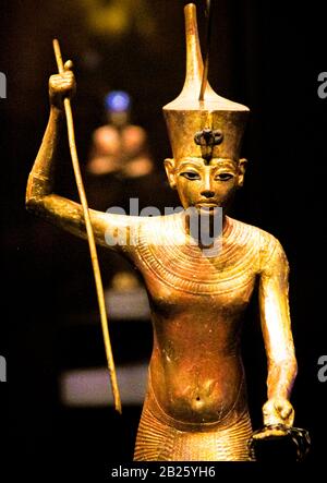 Tressure of Tutanchamun - Statue in vergoldeter Holzfigur von Tutanchamun auf Skiff, mit einer Harpune" Stockfoto