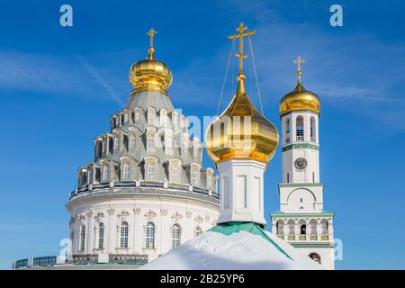 Goldene Kuppeln der Kathedrale von Voskressensky in der Auferstehung oder des neuen Jerusalemer Klosters, Istra, Region Moskau Stockfoto