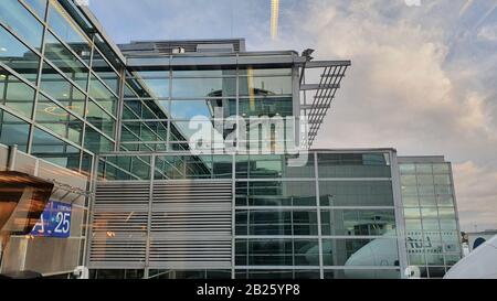 Frankfurt, Deutschland - 25. feb. 2020: Flughafen Frankfurt, wo man im Hintergrund die Spitze eines Flugzeuges und eines Gebäudes sieht Stockfoto