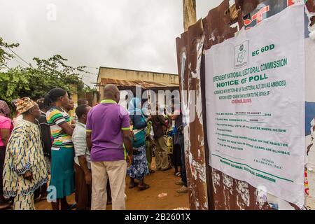 Die Wähler warten darauf, während der Gubernatorwahl 2014 im nigerianischen Osun State in einem Wahllokal ihre Stimme abzugeben. Stockfoto