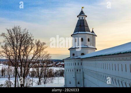 Befestigte Mauern und Turm, Winterlandschaft, Neues Jerusalemer Kloster, Istra, Moskauer Region, Russland Stockfoto