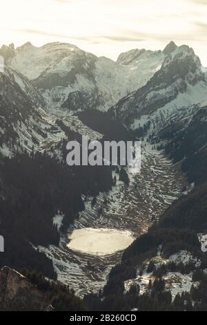 Gefrorener Sämtisersee im Tal des alpsteinmassivs im Abendlicht Stockfoto