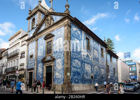 Außenfassade der Seelenkapelle (Capela da Almas) in den Straßen Santa Caterina, Porto. Azulejos Kachel in Portugal. Stockfoto