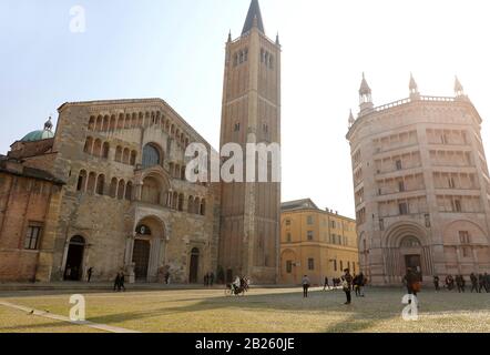 Parma, ITALIEN - 22. FEBRUAR 2020: Piazza Duomo mit Kathedrale und Baptisterium in Parma City, italienische Kulturhauptstadt 2020 Stockfoto