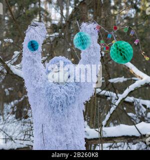 Yeti Märchenfigur im Winterwald. Fantasy-Foto im Freien. Stockfoto