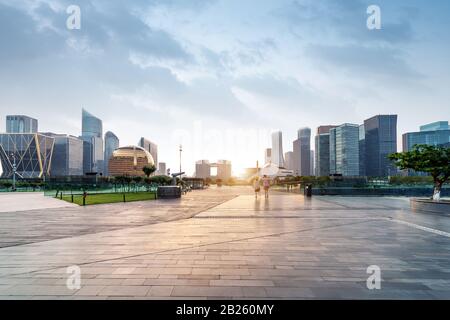 Platz und moderne Gebäude, Qianjiang New Town, Hangzhou, China. Stockfoto