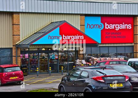 Der Eingang zum Geschäft Home Bargains, ein preisgünstiger Supermarkt im Bridgend Retail Park am Stadtrand. Stockfoto