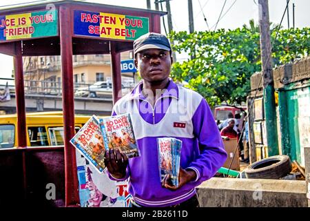 Ein Mann hawks Bootleg DVDs auf einer Straße in Lagos, Nigeria. Stockfoto