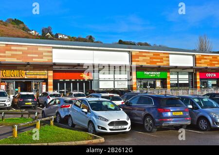 Eine moderne Reihe von Ladeneinheiten im Talbot Green Retail Park, kürzlich umgebaut zu einer Reihe beliebter Restaurants und einem Café. Stockfoto