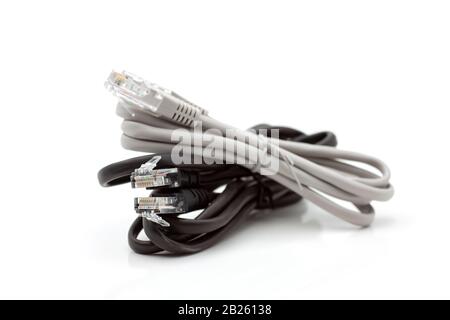 Zwei neue Kabel für den Anschluss von Heimgeräten an das Internet. Selektiver Fokus mit geringer Schärfentiefe. Stockfoto
