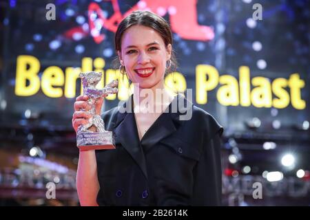 Berlin, Deutschland. Februar 2020. Schauspielerin Paula Beer von Film "Undine" posiert für Fotos auf dem roten Teppich, nachdem sie den Silbernen Bären für Die Beste Schauspielerin während der 70. Internationalen Berliner Filmfestspiele in Berlin, der Hauptstadt Deutschlands, 29. Februar 2020 erhalten hat. Credit: Shan Yuqi/Xinhua/Alamy Live News Stockfoto