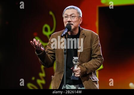 Berlin, Deutschland. Februar 2020. Regisseur Hong Sangsoo von Film "Die Frau, Die Lief" spricht, nachdem sie den Silbernen Bären für Die Beste Regie während der Preisverleihung der 70. Internationalen Berliner Filmfestspiele in Berlin, der Hauptstadt Deutschlands, 29. Februar 2020 erhalten hat. Credit: Shan Yuqi/Xinhua/Alamy Live News Stockfoto
