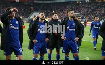 Köln, Deutschland. Februar 2020. Firo: 29.02.2020 Fußball, 2019/2020 1.Bundesliga: 1.FC Köln Köln Köln - FC Schalke 04 3:0 enttäuscht, Enttäuschung nach dem Spiel vor den Fans: Links: Bastian Oczipka, Kutucu, Schopf und Nastasic Nutzung weltweit Credit: Dpa/Alamy Live News Stockfoto