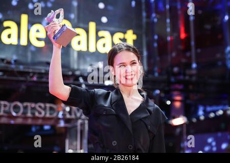 Berlin, Deutschland. Februar 2020. Schauspielerin Paula Beer von Film "Undine" posiert für Fotos auf dem roten Teppich, nachdem sie den Silbernen Bären für Die Beste Schauspielerin während der 70. Internationalen Berliner Filmfestspiele in Berlin, der Hauptstadt Deutschlands, 29. Februar 2020 erhalten hat. Credit: Shan Yuqi/Xinhua/Alamy Live News Stockfoto