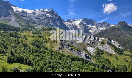 Felswände des Meije-Massivs über dem Dorf La Grave Stockfoto