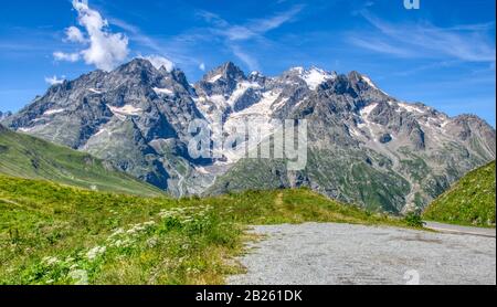 Auf der Straße Col du Galibier können Sie einen herrlichen Blick auf das Meije-Massiv genießen, eine Berggruppe, die eine Höhe von 3983 Metern erreicht Stockfoto