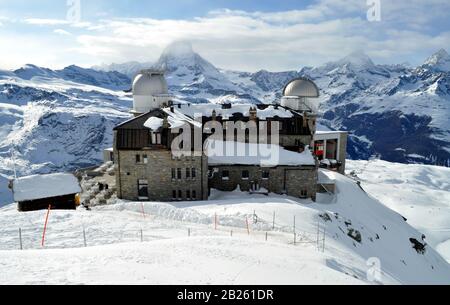 Astronomisches Observatorium auf dem Gornergrat-Grat, im Hintergrund der Matterhorn-Berg Stockfoto