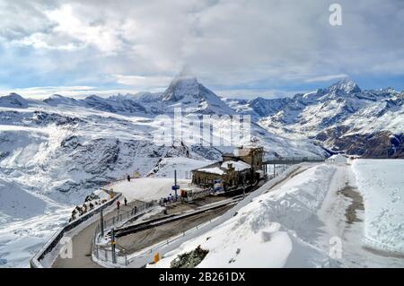 Ankunftsbahnhof der Bahn, die von Zermatt zum Gornergrat führt und dabei einen Höhenabfall von 1500 Metern überwinden kann, im Hintergrund das Matterhorn Stockfoto