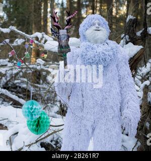 Yeti Märchenfigur im Winterwald. Fantasy-Foto im Freien. Stockfoto