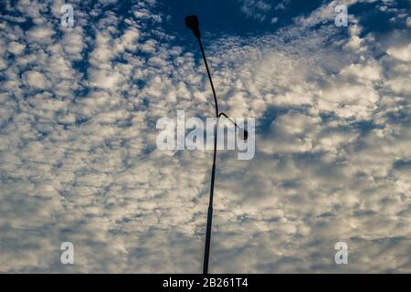 Silhouette eines Straßenlichts gegen den blauen Himmel in Lagos, Nigeria. Stockfoto