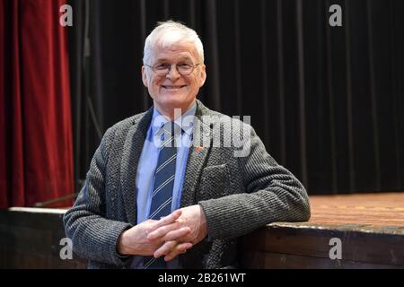 25. Februar 2020, Baden-Württemberg, Biberach an der Riß: Elmar Braun, Bürgermeister der Gemeinde Maselheim im Landkreis Biberach, steht in Biberach an der politischen Aschermittwochs der Grünen auf der Bühne. (Zu dpa: "Alles gleich und sofort" - Die Grünen und ihre ungeduldigen Nachkommen") Foto: Felix Kästle / dpa Stockfoto