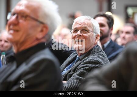 25. Februar 2020, Baden-Württemberg, Biberach an der Riß: Elmar Braun, Bürgermeister der Gemeinde Maselheim im Landkreis Biberach, sitzt am politischen Aschermittwochs der Grünen an einem vorderen Tisch in Biberach. (Zu dpa: "Alles gleich und sofort" - Die Grünen und ihre ungeduldigen Nachkommen") Foto: Felix Kästle / dpa Stockfoto