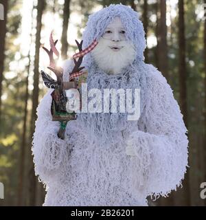 Yeti Märchenfigur im Winterwald. Fantasy-Foto im Freien. Stockfoto