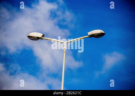 Streetlight gegen den blauen Himmel in Lagos, Nigeria. Stockfoto