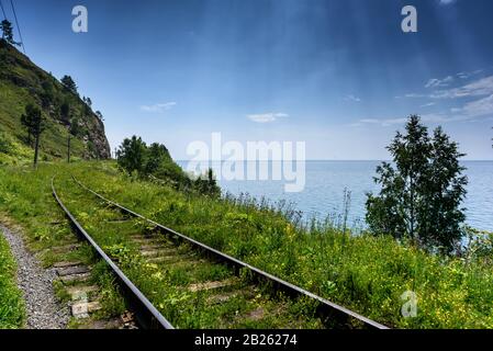 Circum-Baikal Eisenbahn auf die Küste des Baikalsees. Stockfoto