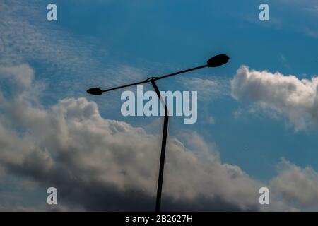 Silhouette eines Straßenlichts gegen den blauen Himmel in Lagos, Nigeria. Stockfoto