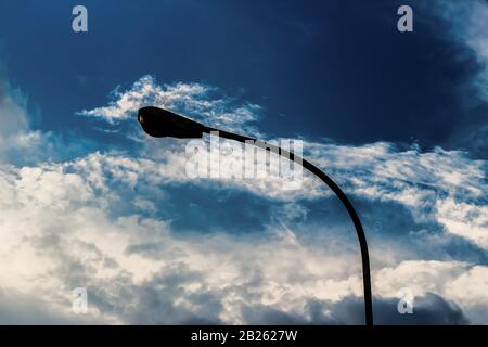 Silhouette eines Straßenlichts gegen den blauen Himmel in Lagos, Nigeria. Stockfoto