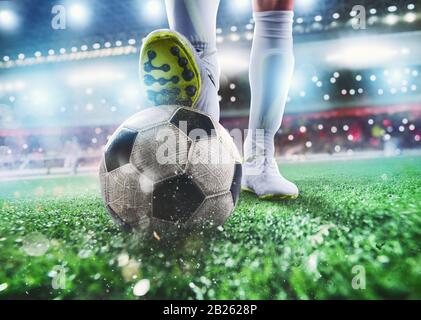 In der Nähe eines Fußball Stürmer bereit zu kickt den Ball im Stadion Stockfoto