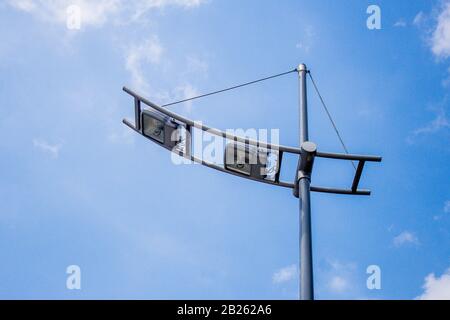 Streetlight gegen den blauen Himmel in Lagos, Nigeria. Stockfoto