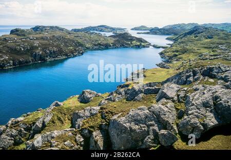 Blick hinunter auf die felsige Insel Eilean Orasaidh (links) Meer und Küste in der Nähe von Cromor an der Ostküste der Isle of Lewis, Schottland, Großbritannien Stockfoto