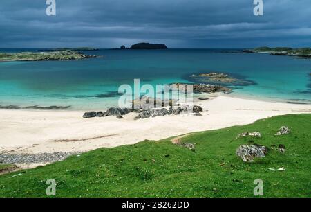 Sandiger Strand von Bosta mit dunkelgrauem Himmel oben, Bostadh, Great Bernera, Insel Lewis, Outer Hebrides, Schottland, Großbritannien. Stockfoto