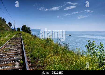 Circum-Baikal Eisenbahn auf die Küste des Baikalsees. Stockfoto