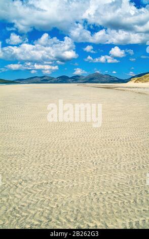 Der gewellte Sand von Luskentir Beach (Losgaintir) an einem schönen Sommertag im Juni mit blauem Himmel, Insel Harris, Schottland, Großbritannien Stockfoto