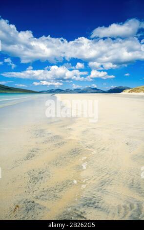 Sands of Luskentir (Losgaintir) Beach an einem schönen Sommertag im Juni mit blauem Himmel, Insel Harris, Schottland, Großbritannien Stockfoto