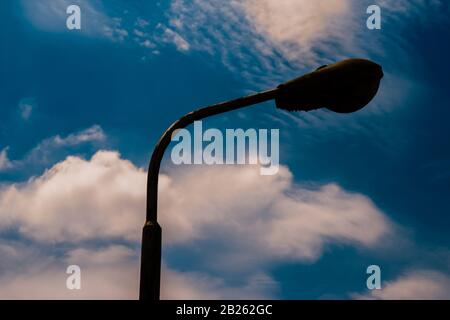 Silhouette eines Straßenlichts gegen den blauen Himmel in Lagos, Nigeria. Stockfoto