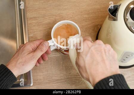 Eine Tasse Tee in einem Becher Stockfoto