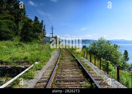 Circum-Baikal Eisenbahn auf die Küste des Baikalsees. Stockfoto