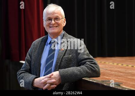 25. Februar 2020, Baden-Württemberg, Biberach an der Riß: Elmar Braun, Bürgermeister der Gemeinde Maselheim im Landkreis Biberach, steht in Biberach an der politischen Aschermittwochs der Grünen auf der Bühne. (Zu dpa: "Alles gleich und sofort" - Die Grünen und ihre ungeduldigen Nachkommen") Foto: Felix Kästle / dpa Stockfoto