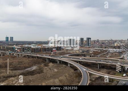 Bau von Gebäuden am Ufer des Flusses Sava im Stadtzentrum, in der Nähe der Gazelle (gazela) Brücke. Zusammenfluss des Flusses Sava in die Donau Stockfoto