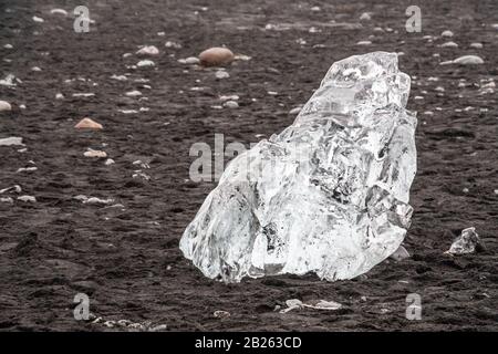 Diamantstrand schwarzer Sand kristallklares Eisstück am Atlantikufer Stockfoto