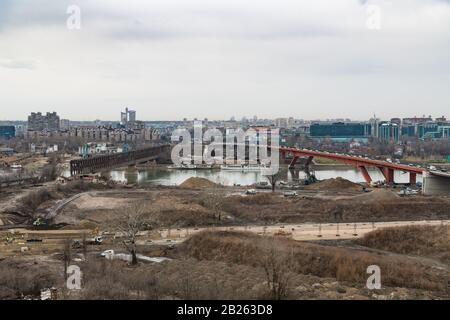 Die Uferpromenade von Belgrad, Serbien, errichtet Gebäude am Ufer des Flusses Sava, in der Nähe der alten Eisenbahnbrücke, die zerstört wird. Stockfoto
