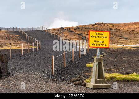 Geo Thermal heißer Frühling in Island Gunnuhver Hot Springs Warnschild für Besucher Stockfoto