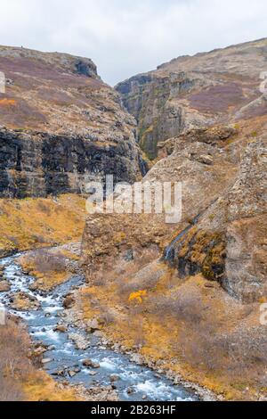 Glymur-Wasserfall in der Icelandacht hinter dem Sturz, der sich durch die Falllandschaft zieht Stockfoto