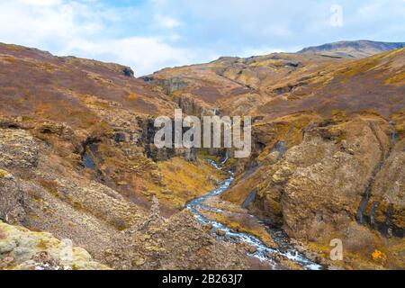 Glymur Wasserfall in der Island Schlucht hinter dem Sturz durchschneidet bunte Falllandschaft Stockfoto