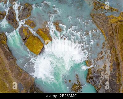 Godafoss Wasserfall in Island Luftfoto von Tauchbecken mit türkisfarbenem Wasser Stockfoto